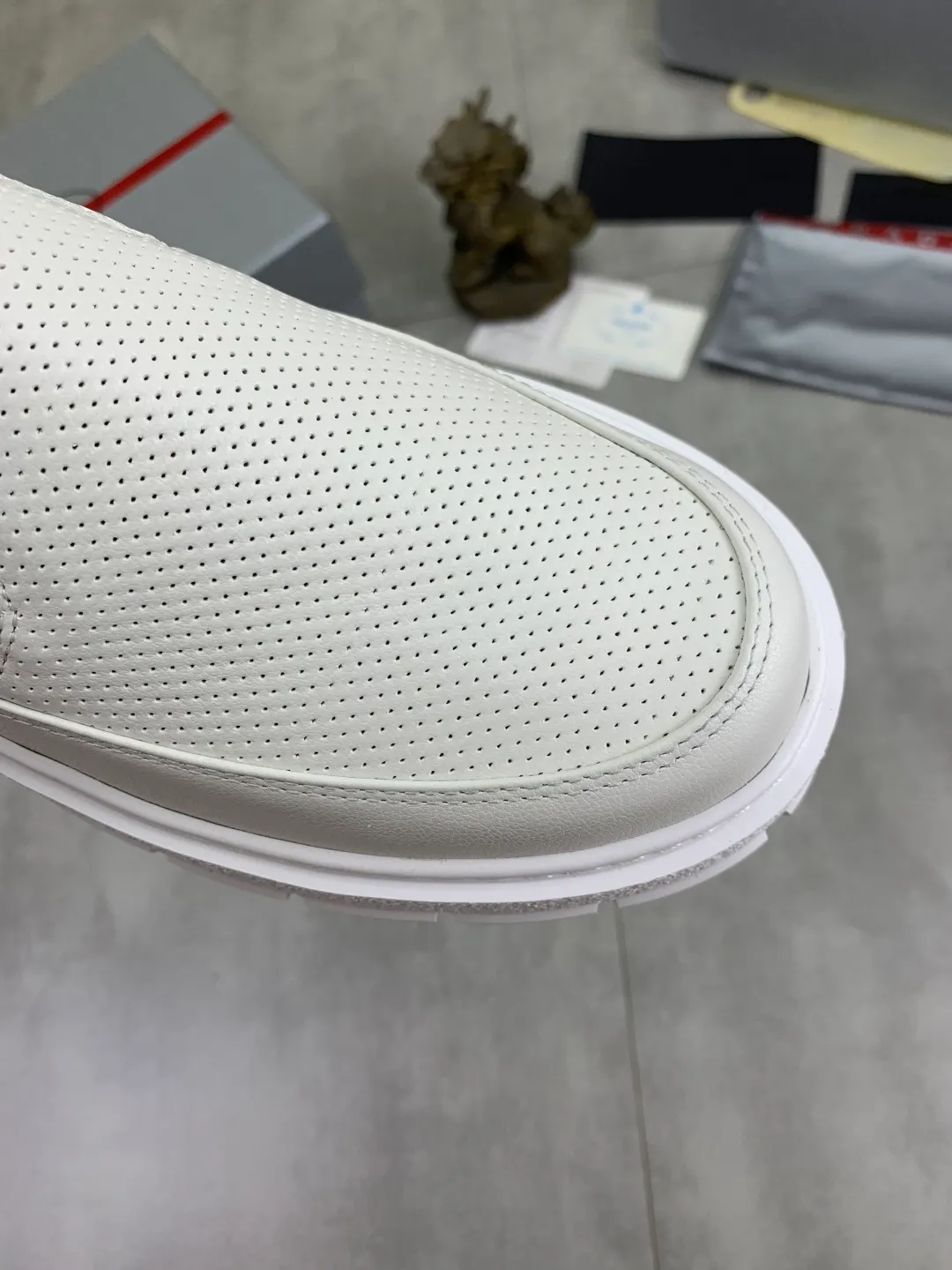 Men's shoes 💰P560💰[New model] The top version is available on the official website, 🆘 The trendy brand (Prada) mainly promotes the popular model, avant-garde and versatile fashionable men's shoes, private version mold opening, cowhide surface splicing 1:1.. Stylish and simple, original imported cowhide lining cowhide feet; the atmosphere and personality are more fashionable, eye-catching and pursuing class. It will subvert the old idea and be a must-have for fashionistas with you! Must keep it for yourself! Tall and comfortable, large and low, high-end quality workmanship. The new high-end outsole on the official website. Size: 38-45. 4️⃣colors available.